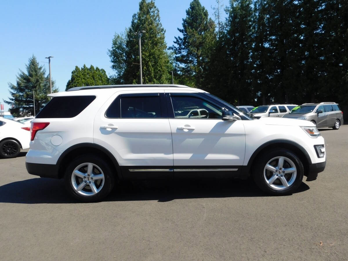 Used 2017 Ford Explorer XLT w/ Equipment Group 202A image 24