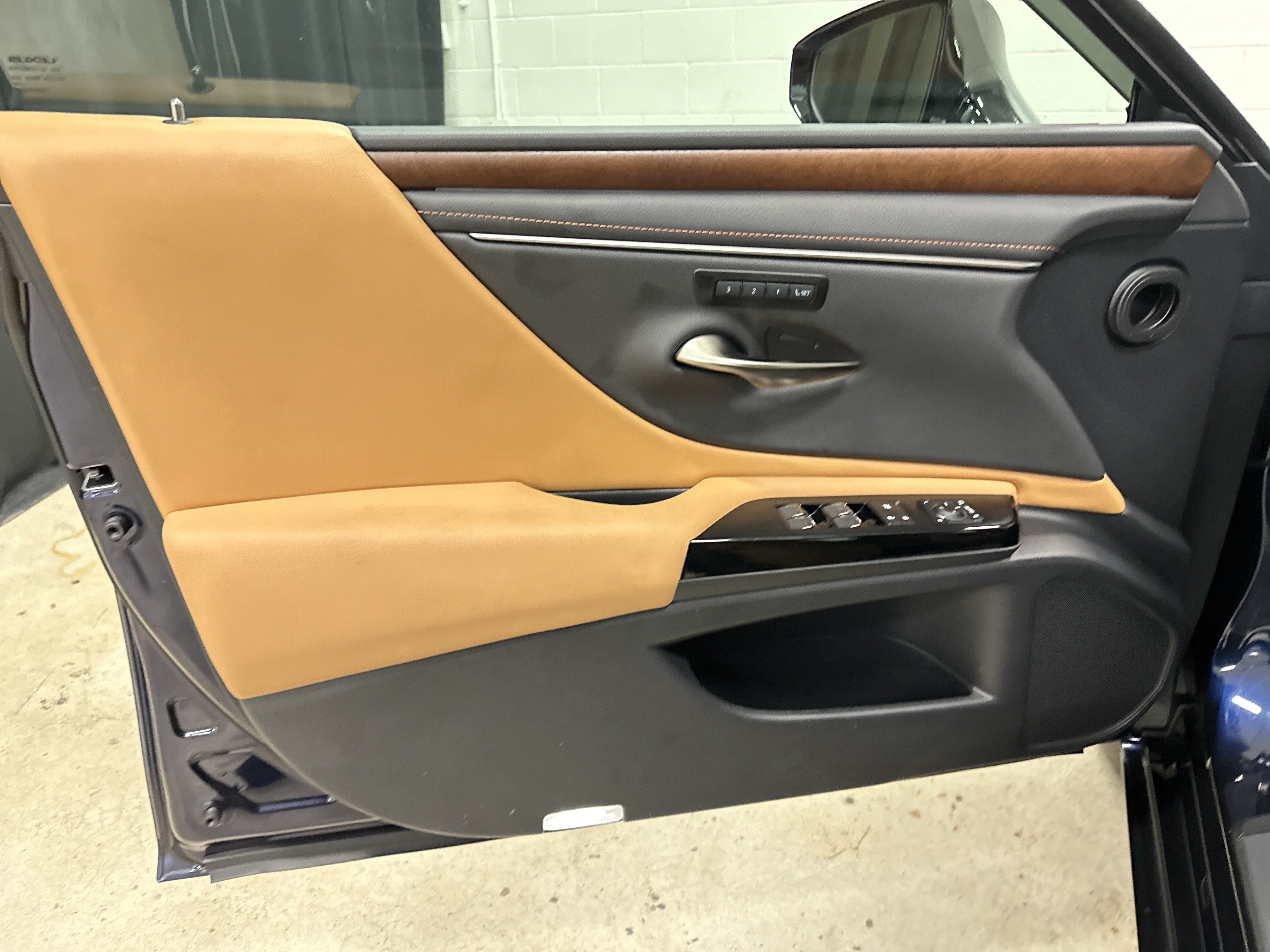 Certified 2025 Lexus ES 350 w/ Premium Package FWD image 14