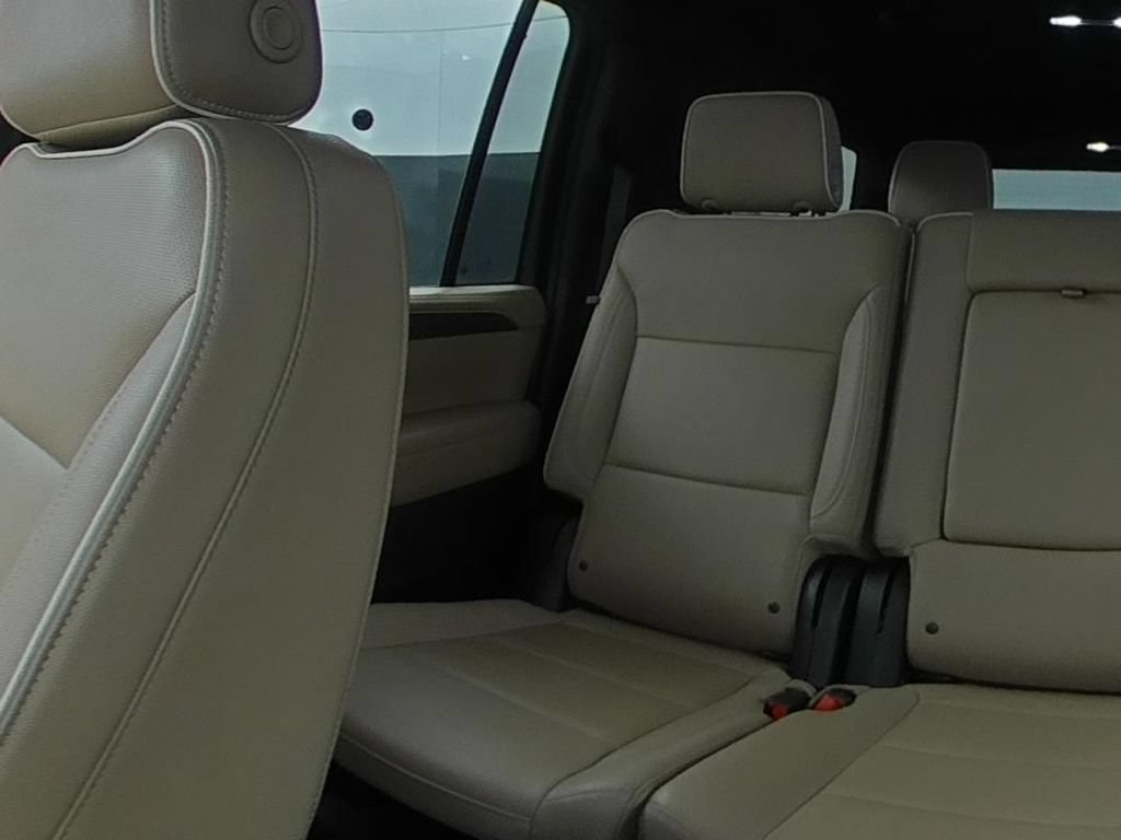 Used 2024 Chevrolet Suburban Premier RWD image 9