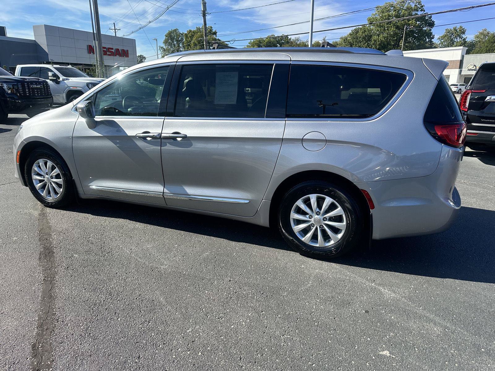 Used 2018 Chrysler Pacifica Touring-L FWD image 8
