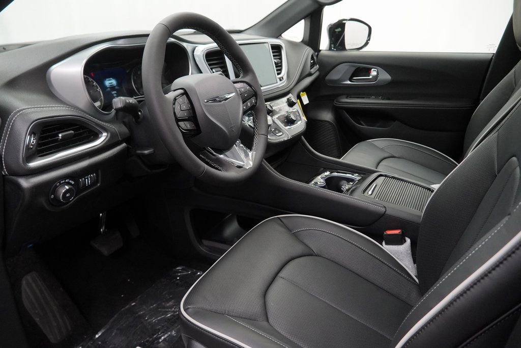 New 2026 Chrysler Pacifica Limited w/ S Appearance Package image 16