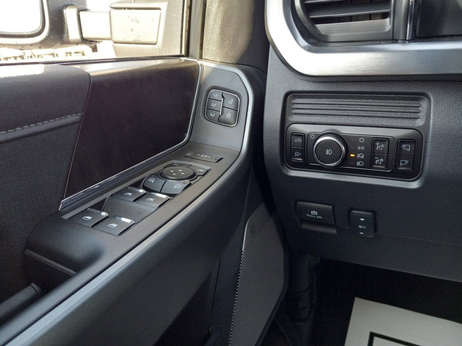 New 2025 Ford F250 Lariat w/ Lariat Ultimate Package image 27