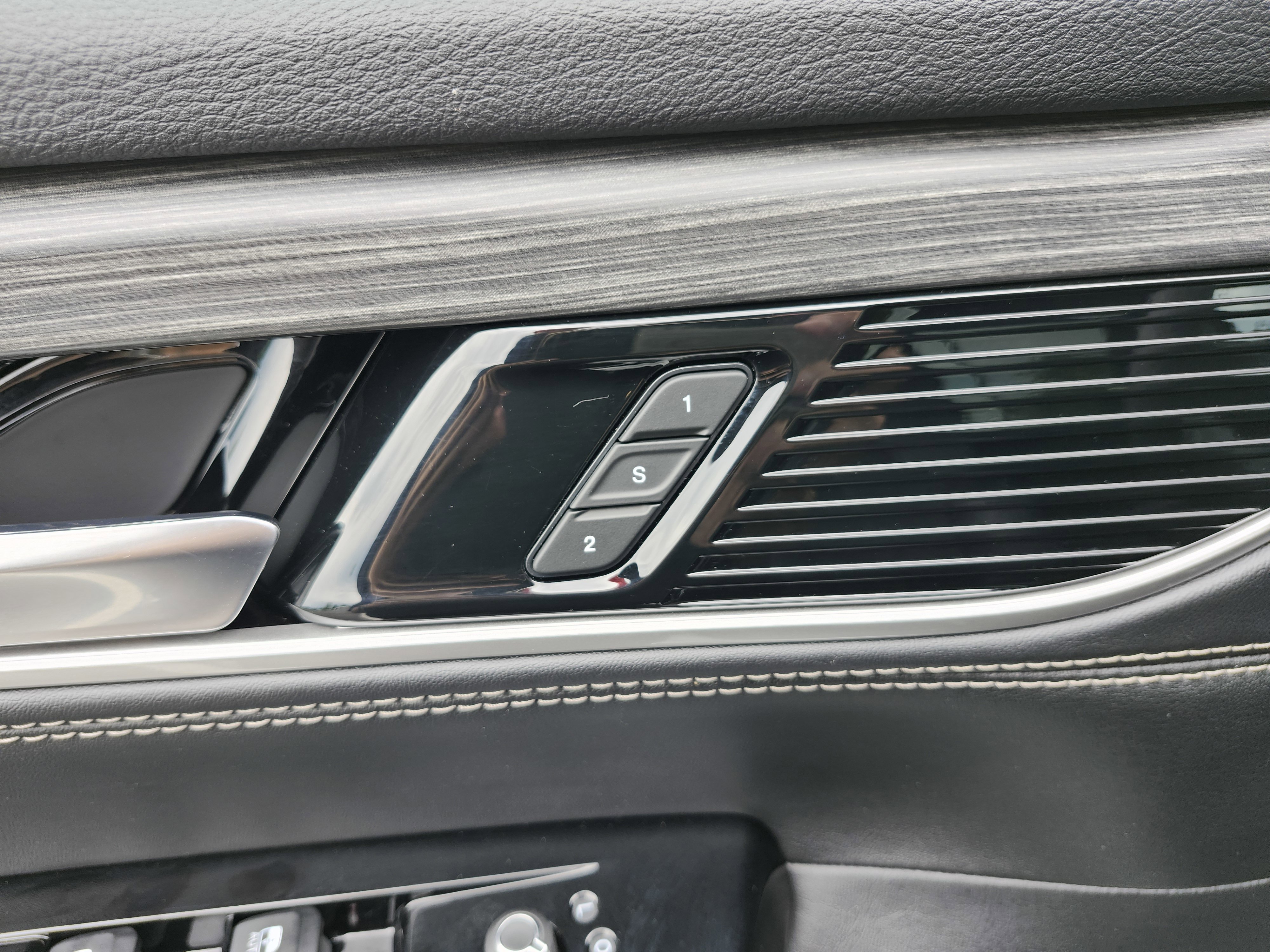 Used 2024 Jeep Wagoneer L Series II RWD image 29