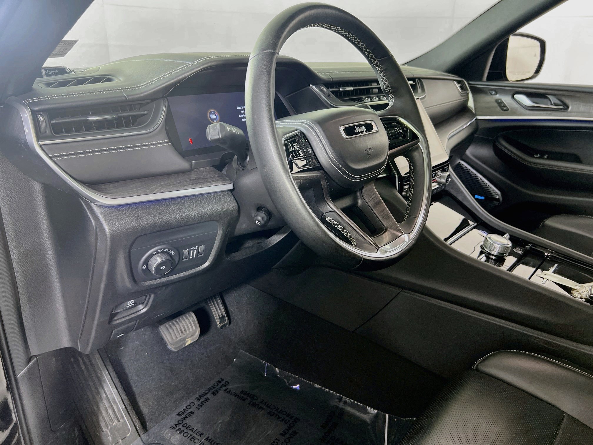 Used 2022 Jeep Grand Cherokee Overland w/ Luxury Tech Group IV AWD/4WD image 9