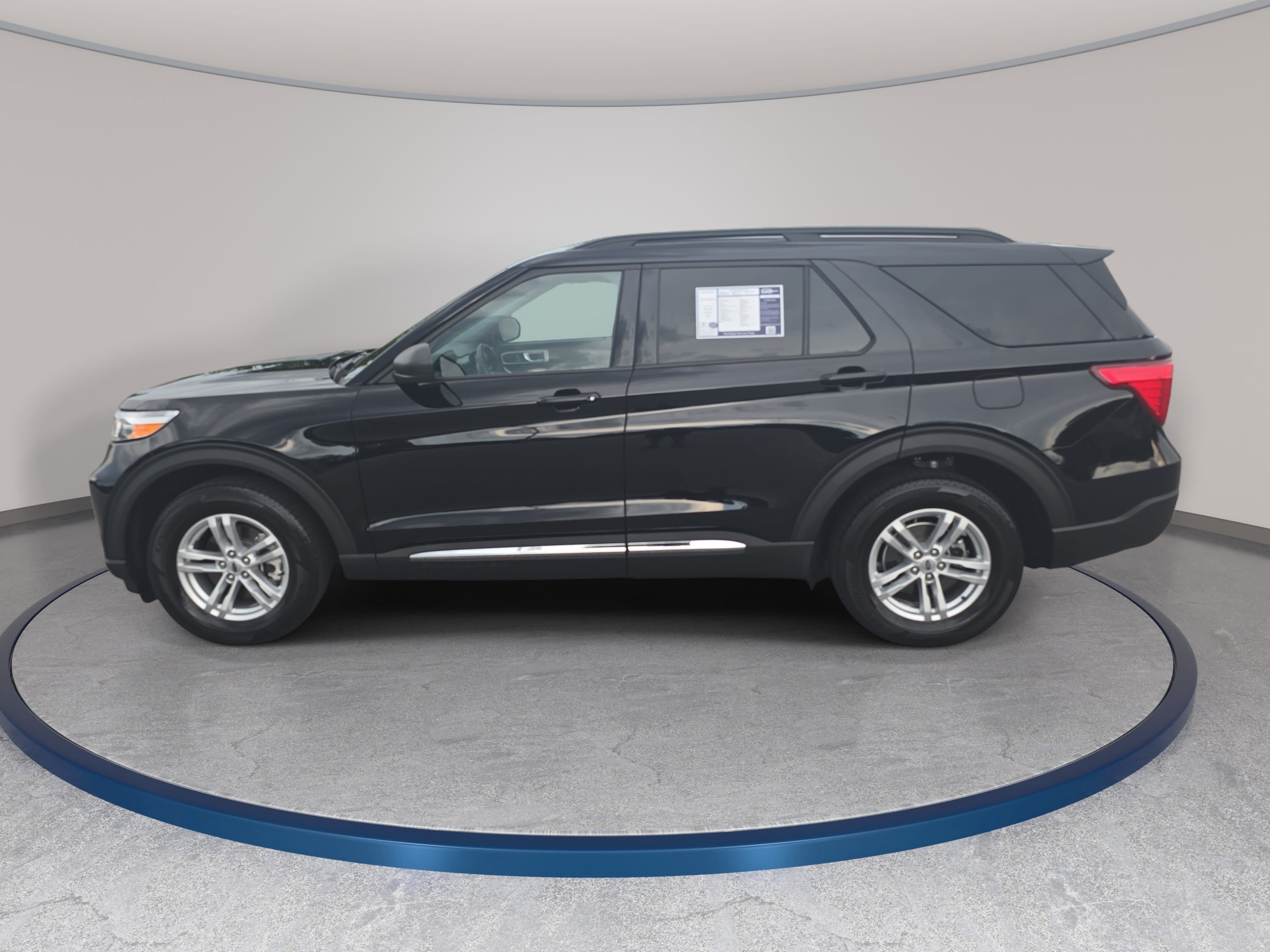 Used 2023 Ford Explorer XLT w/ Equipment Group 202A AWD/4WD image 8