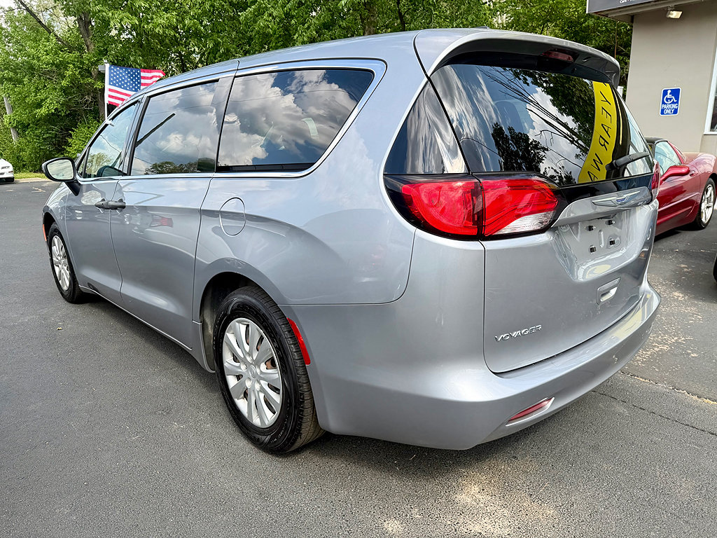 Used 2020 Chrysler Voyager L FWD image 7