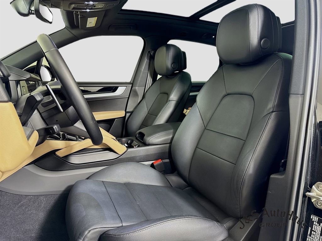 Used 2024 Porsche Cayenne w/ Premium Package image 11