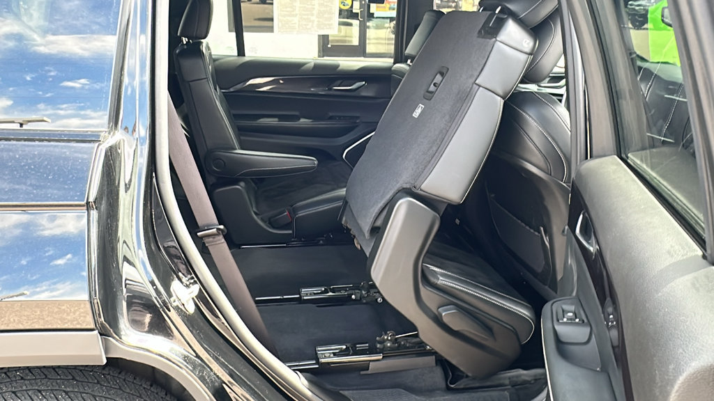 Used 2022 Jeep Grand Cherokee L Laredo AWD/4WD image 28