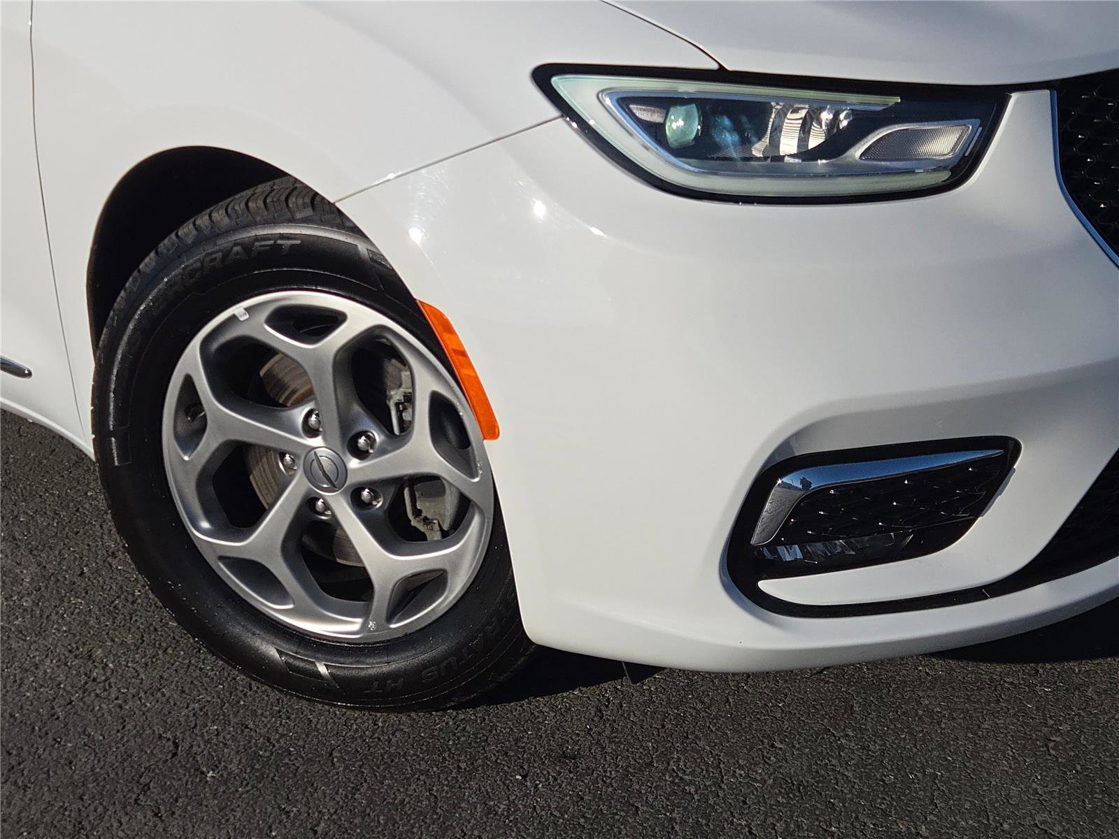 Certified 2023 Chrysler Pacifica Limited FWD image 4