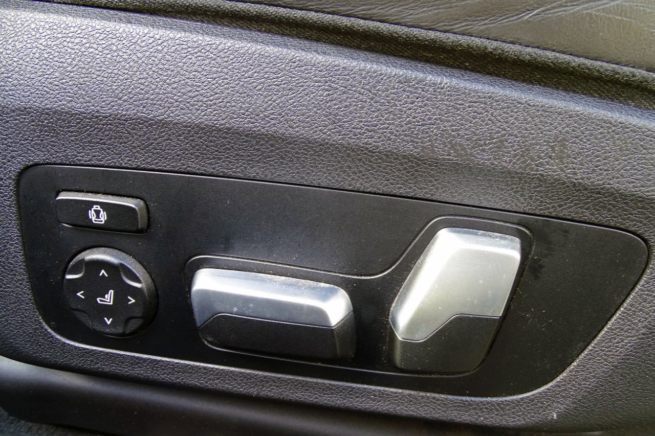 Used 2020 BMW M8 Convertible w/ Driving Assistance Package image 12