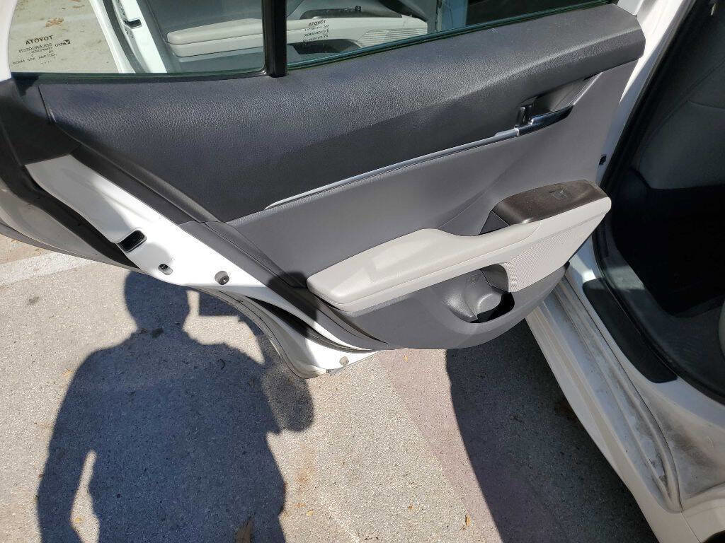 Used 2021 Toyota Camry SE image 16