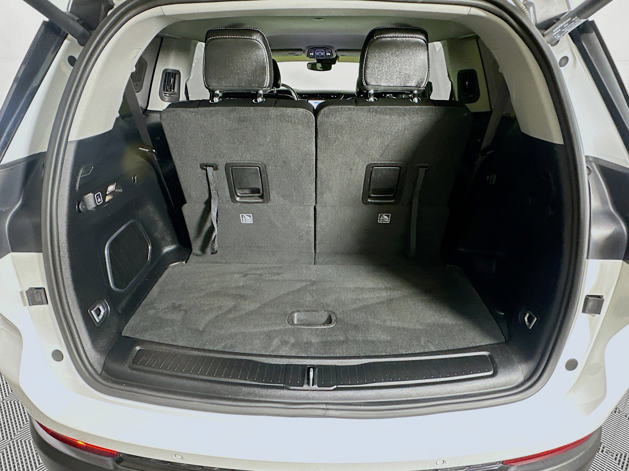 Used 2023 Jeep Grand Cherokee L Limited w/ Black Appearance Package image 30