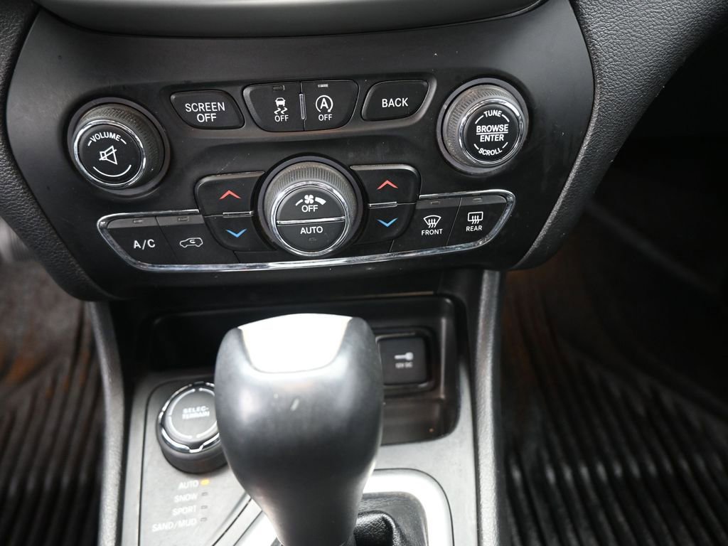 Used 2018 Jeep Cherokee Latitude Plus w/ Comfort/Convenience Group AWD/4WD image 4