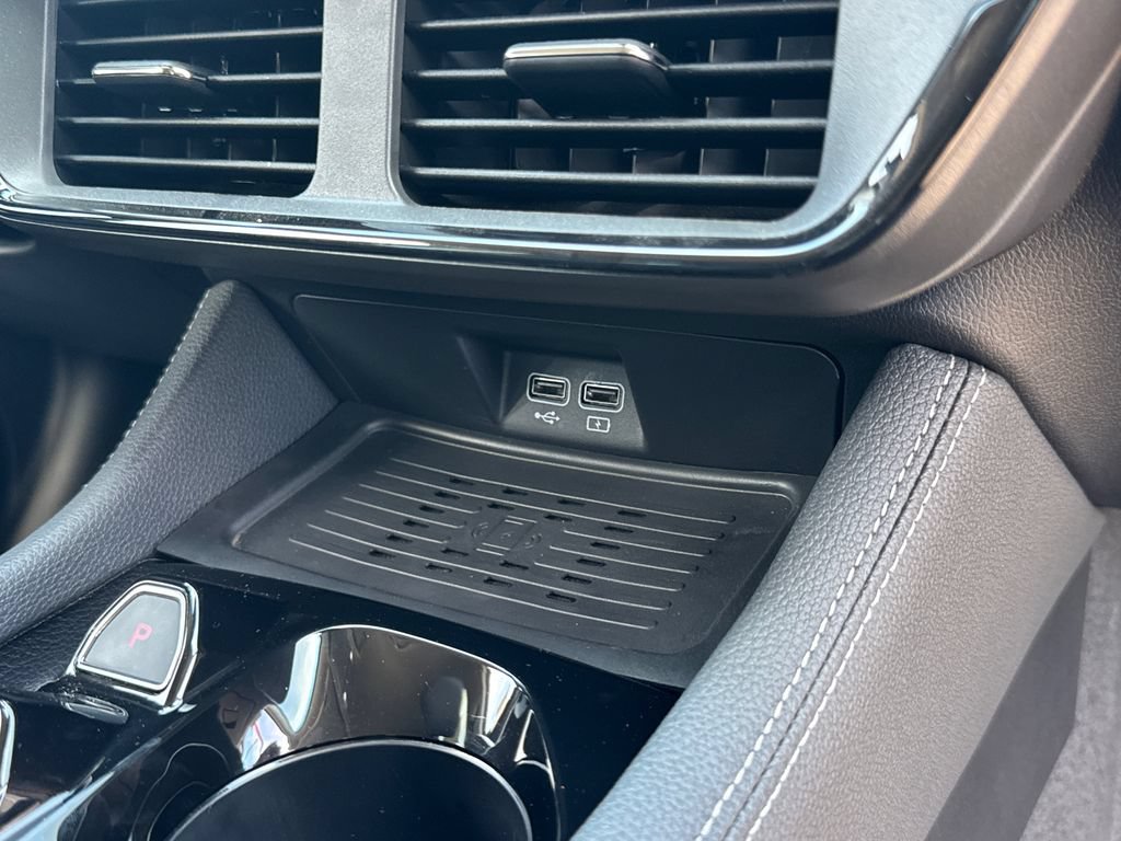 New 2025 VinFast VF 8 Eco AWD/4WD image 16