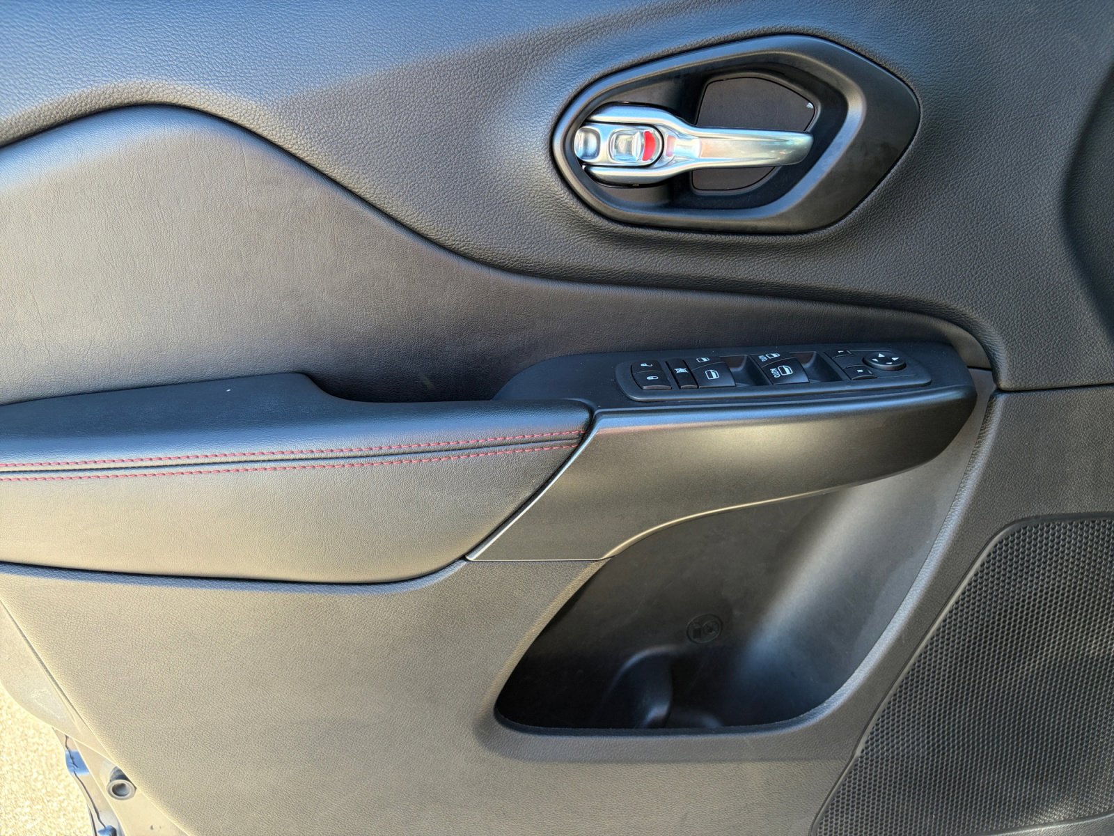 Used 2015 Jeep Cherokee Sport w/ Sport Appearance Group image 12