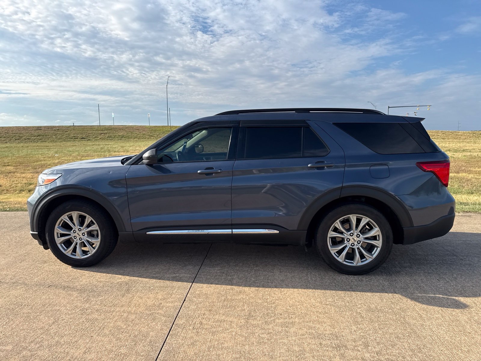 Used 2021 Ford Explorer XLT w/ Equipment Group 202A RWD image 18