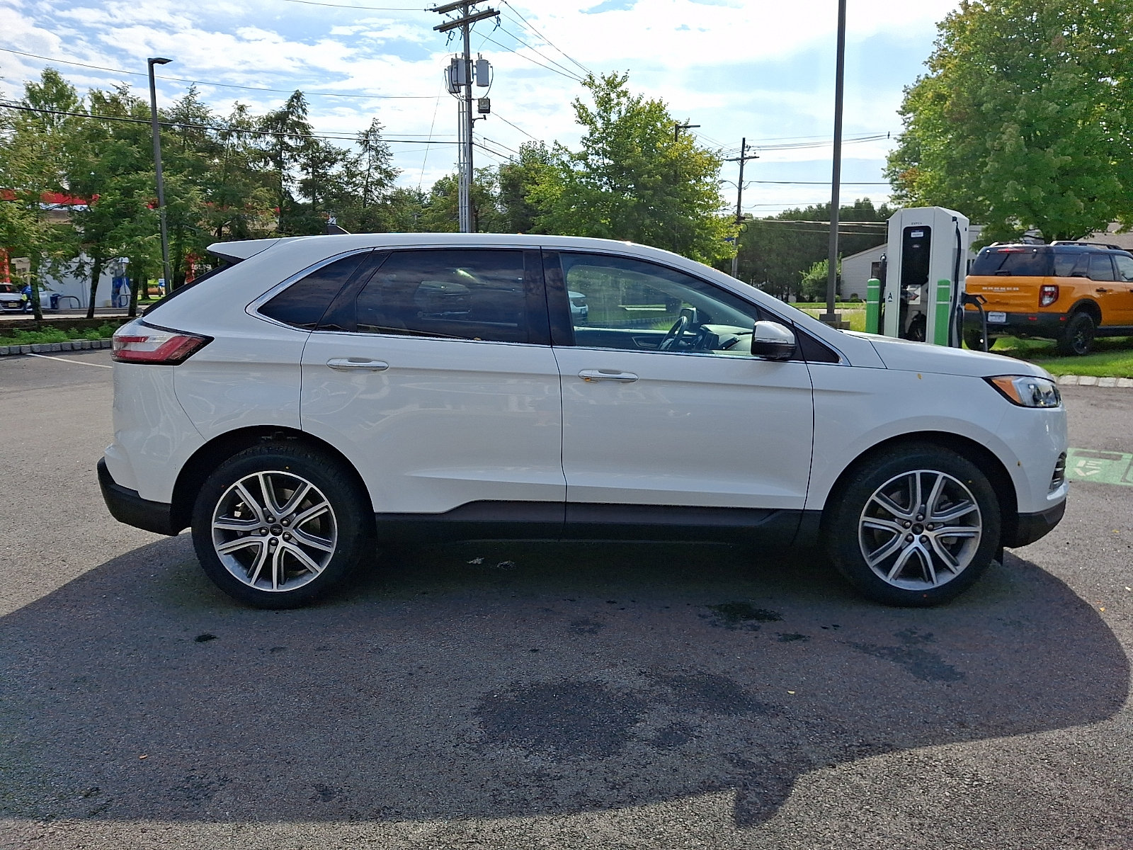 Certified 2023 Ford Edge Titanium AWD/4WD image 4