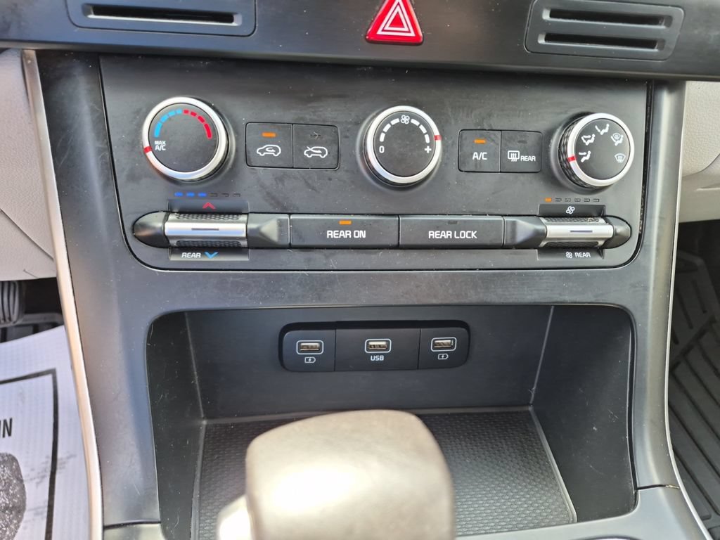 Used 2023 Kia Carnival LX FWD image 13