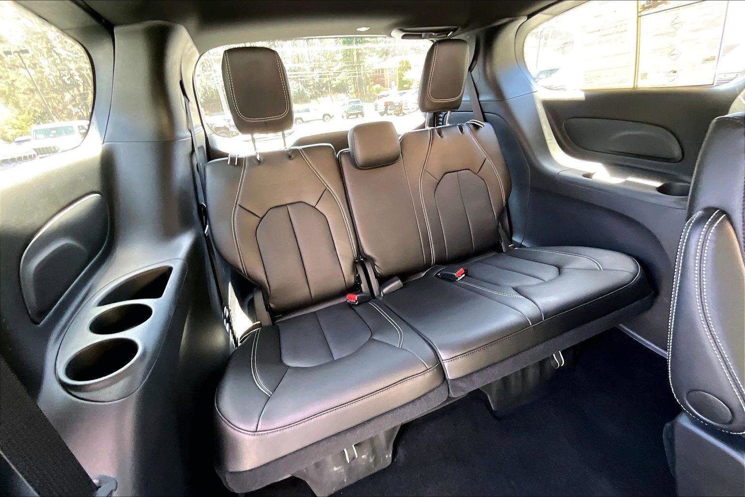 Used 2025 Chrysler Pacifica Select image 29