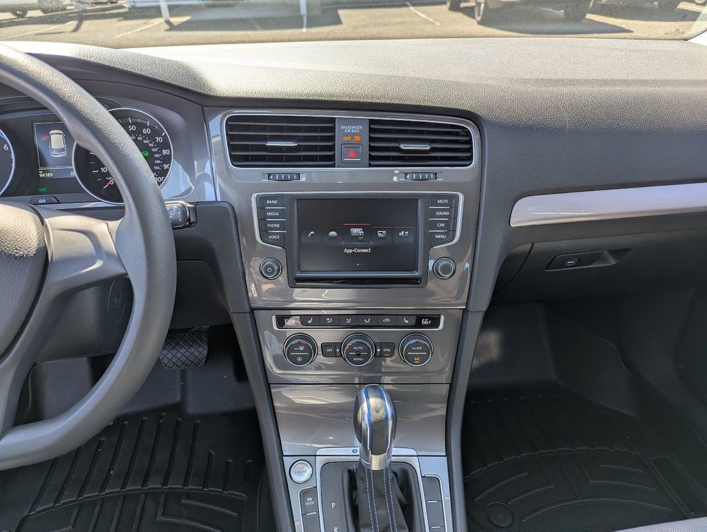 Used 2016 Volkswagen e-Golf SE FWD image 17