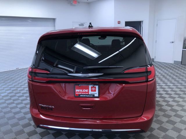 Used 2025 Chrysler Pacifica Select image 14