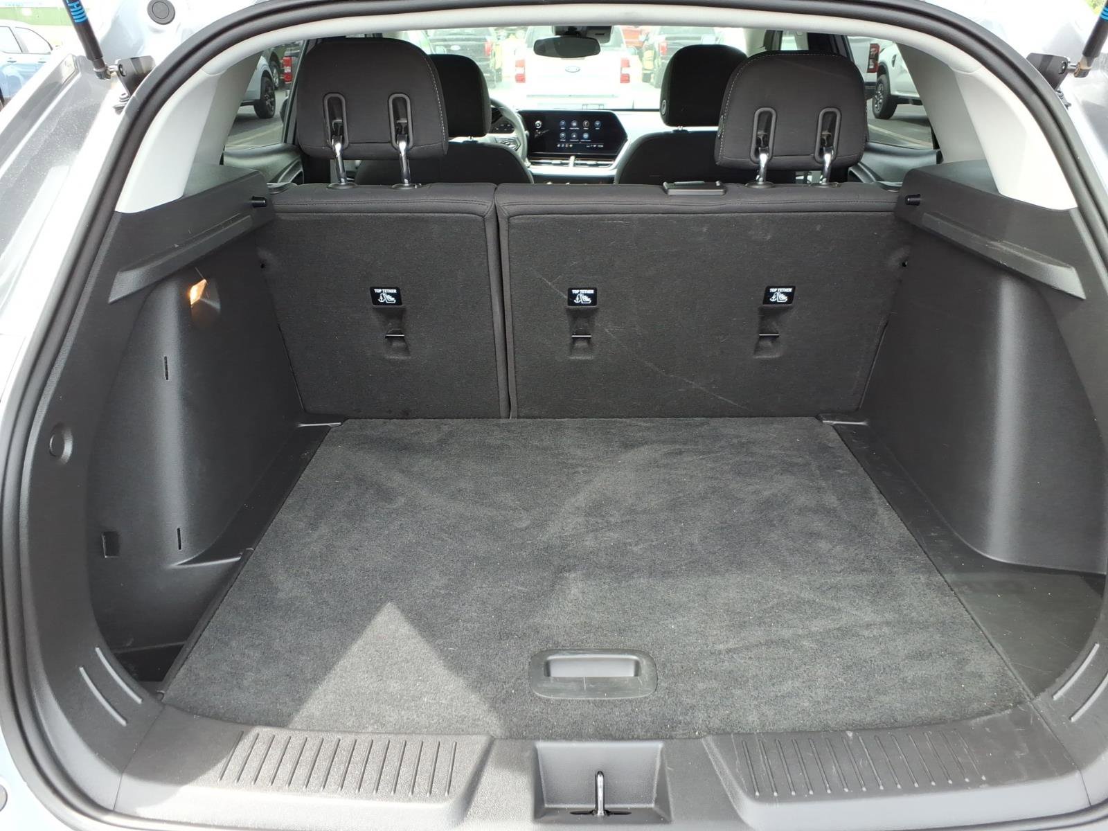 Used 2025 Chevrolet Trax LS w/ LS Convenience Package image 6