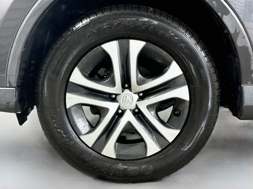 Used 2018 Toyota RAV4 LE FWD image 36