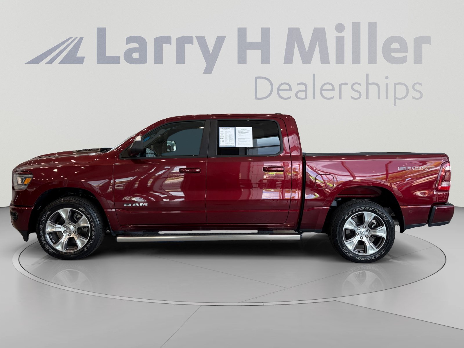 Used 2023 RAM 1500 Laramie AWD/4WD image 2