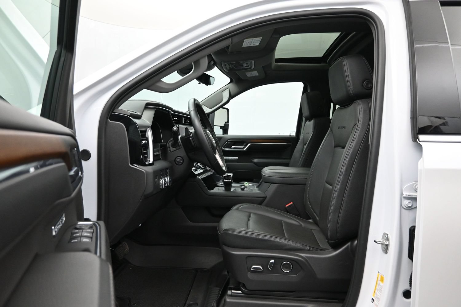 Used 2024 GMC Sierra 1500 Denali w/ Denali Reserve Package AWD/4WD image 9
