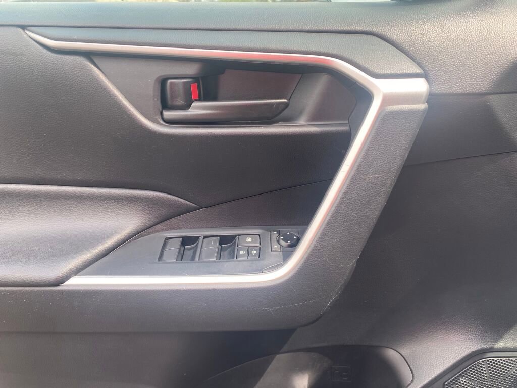 Used 2020 Toyota RAV4 LE w/ Carpet Mat Package image 5