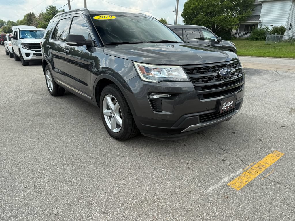Used 2019 Ford Explorer XLT w/ Equipment Group 202A FWD image 3