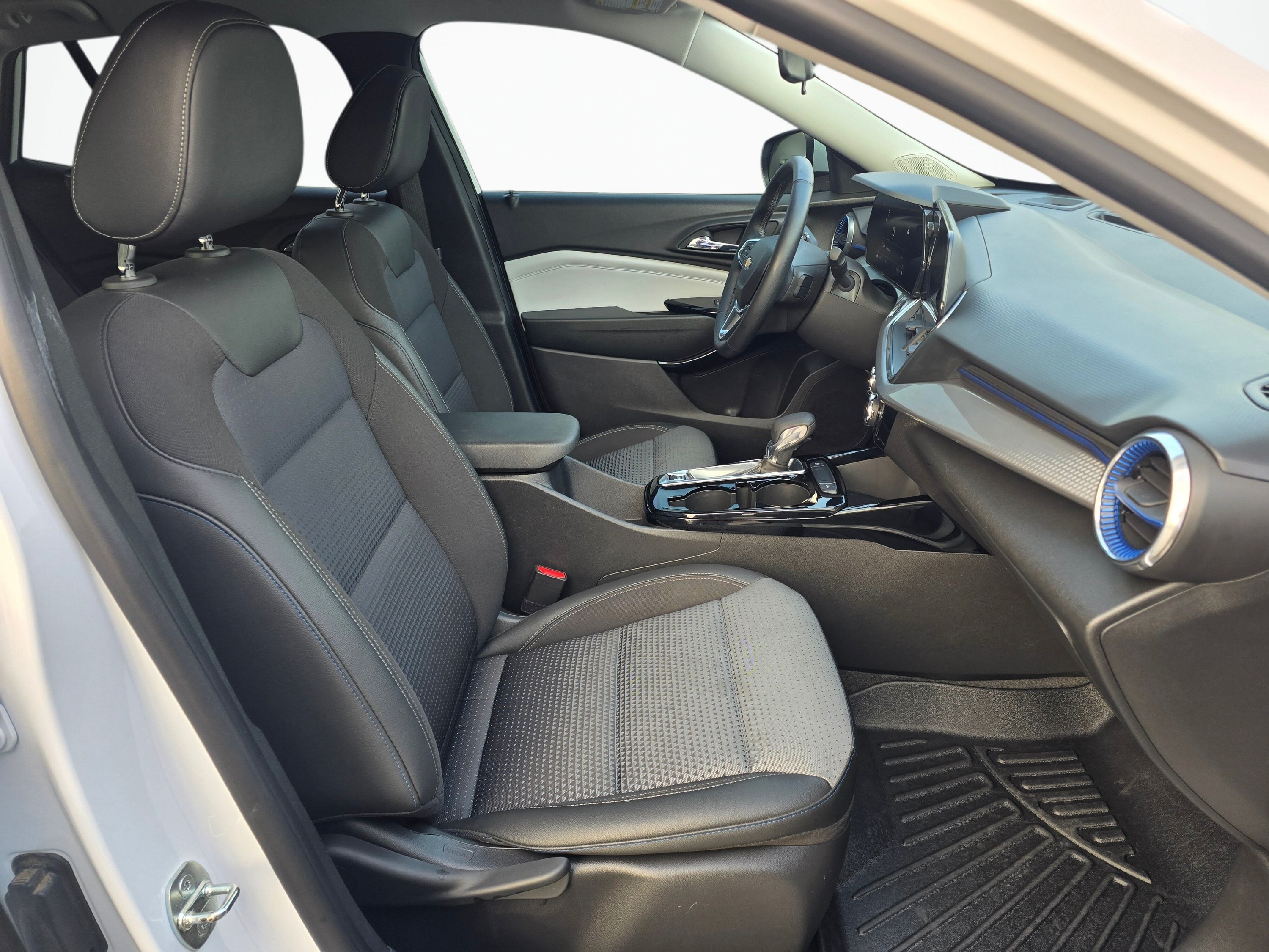 Used 2024 Chevrolet Trax LT w/ LT Convenience Package FWD image 26