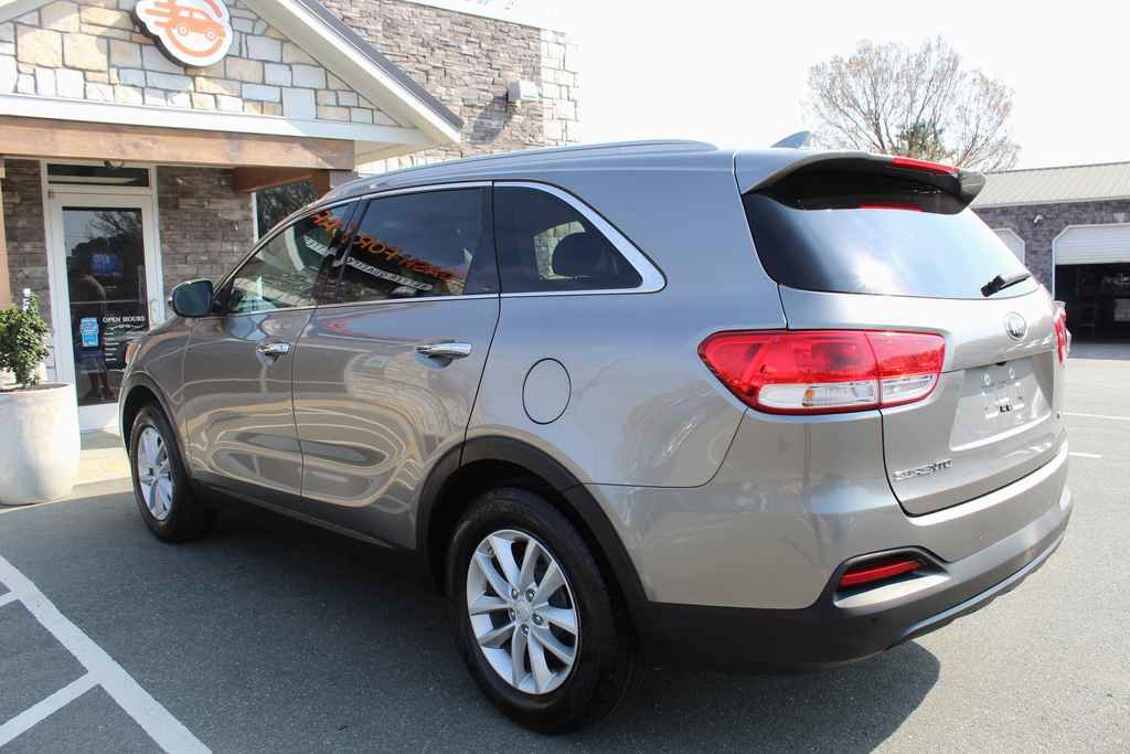 Used 2018 Kia Sorento LX image 9