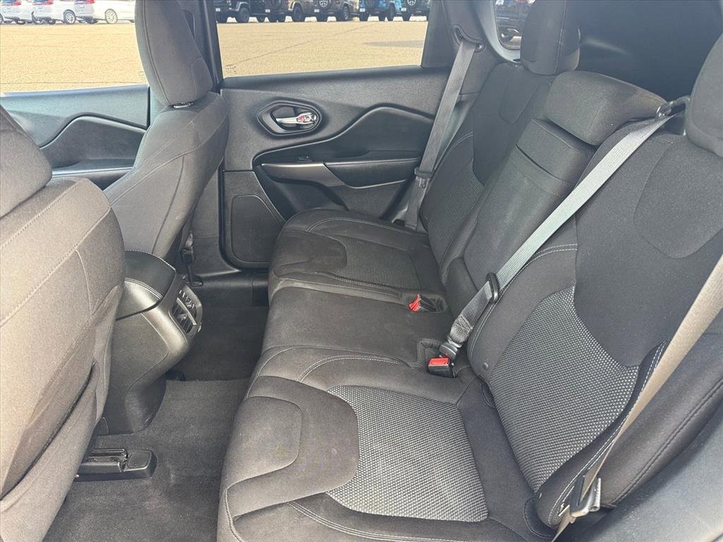 Used 2019 Jeep Cherokee Latitude w/ Cold Weather Group image 9