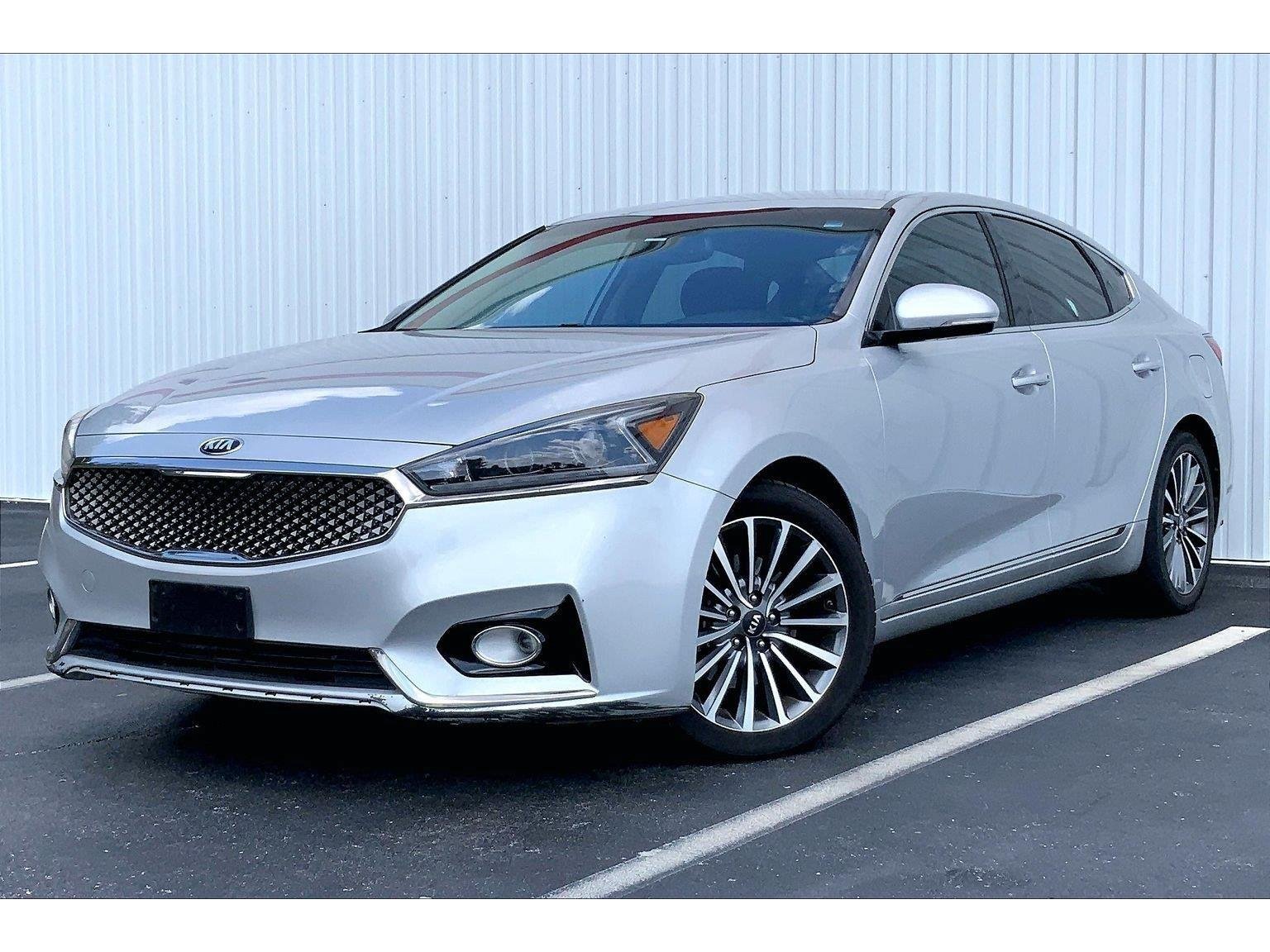 Used 2018 Kia Cadenza Premium w/ Luxury Package FWD image 1