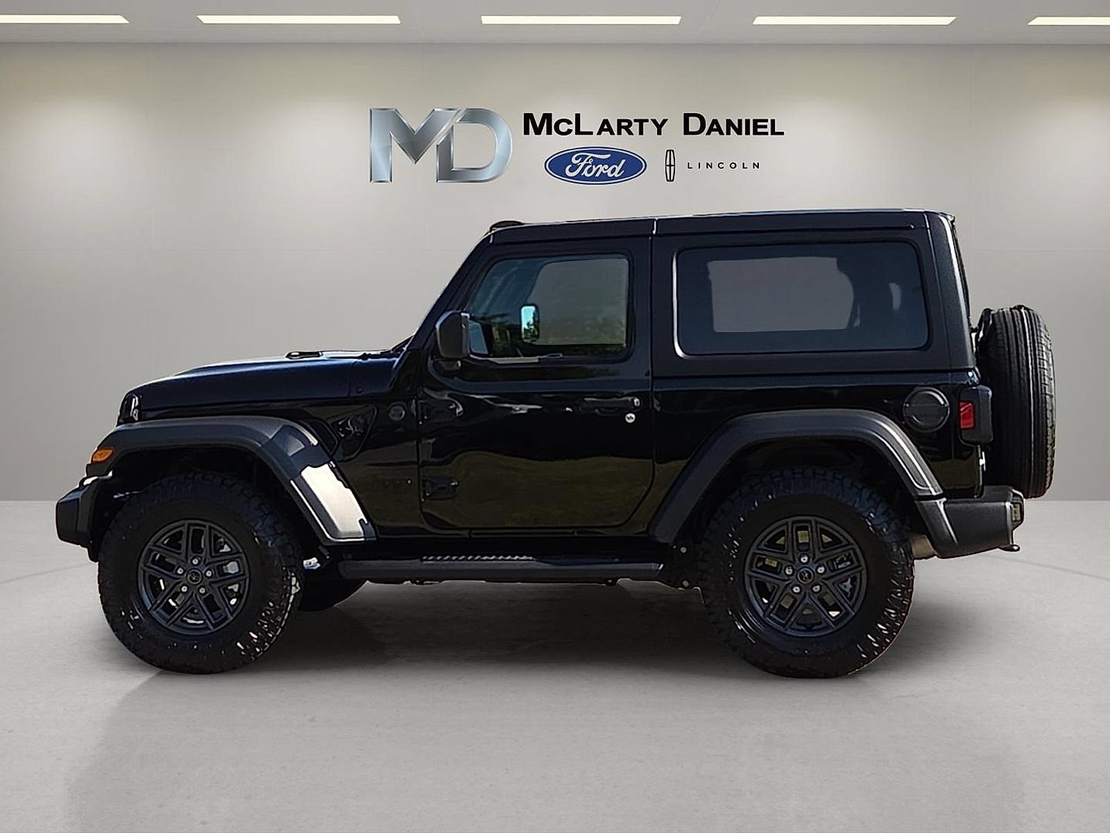 Used 2024 Jeep Wrangler Sport AWD/4WD image 3