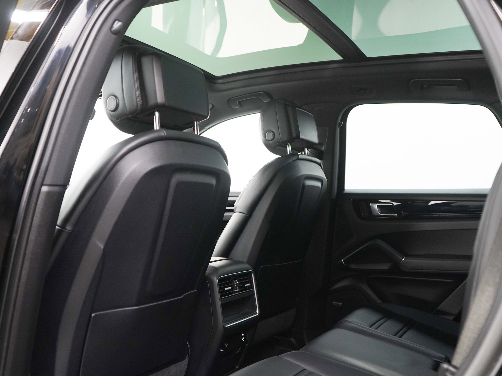Used 2022 Porsche Cayenne AWD/4WD image 18