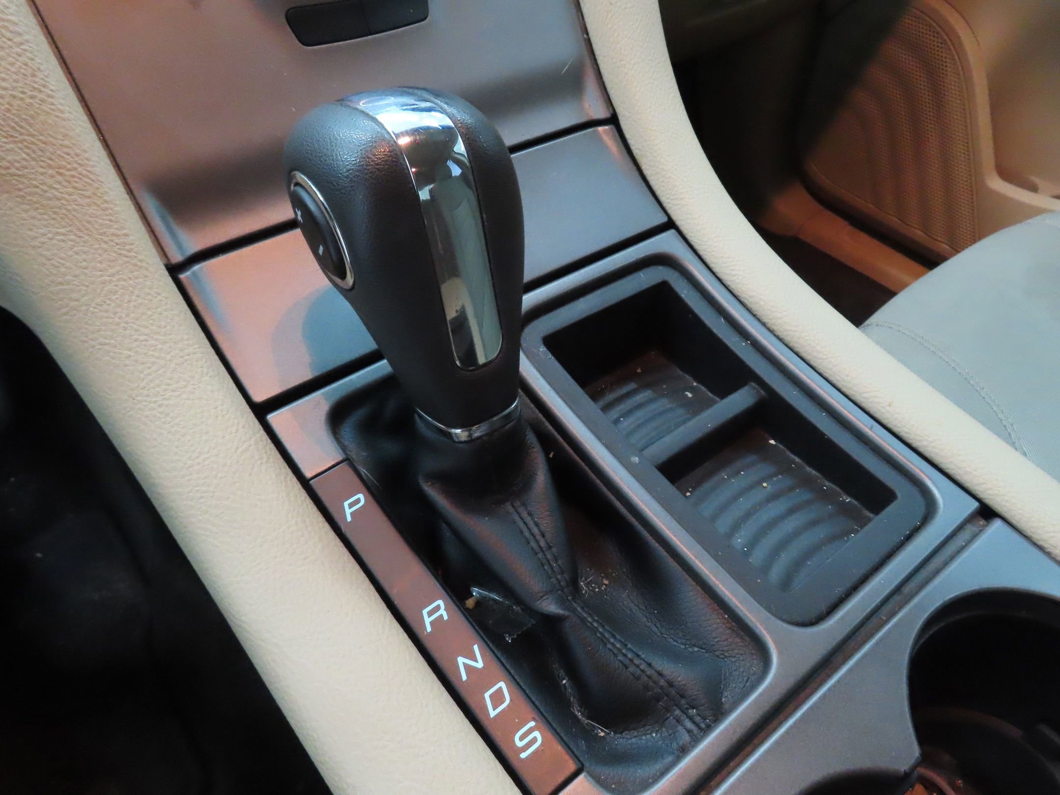 Used 2016 Ford Taurus SE FWD image 15