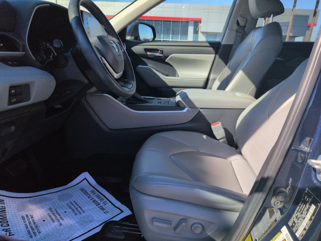 Certified 2022 Toyota Highlander XLE AWD/4WD image 9
