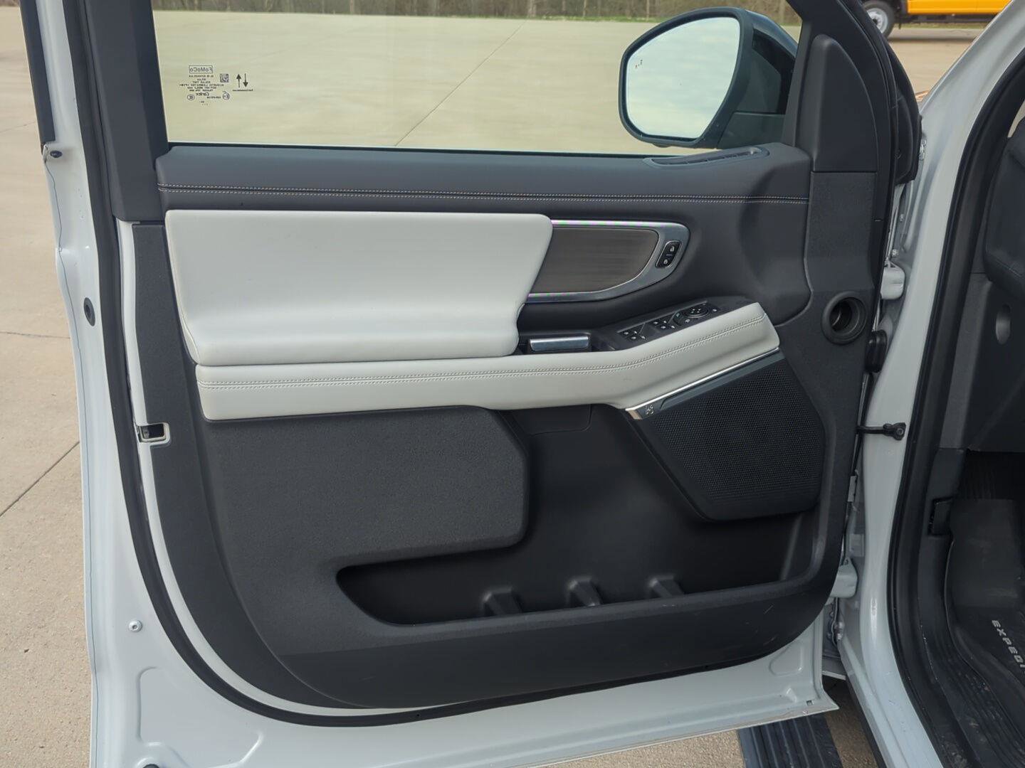 Used 2025 Ford Expedition Platinum image 12