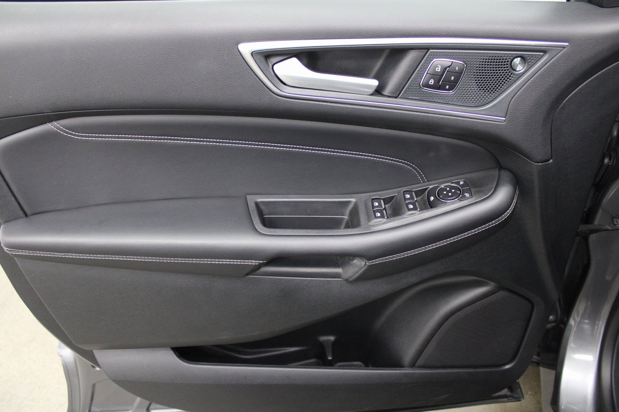 Used 2024 Ford Edge Titanium image 12