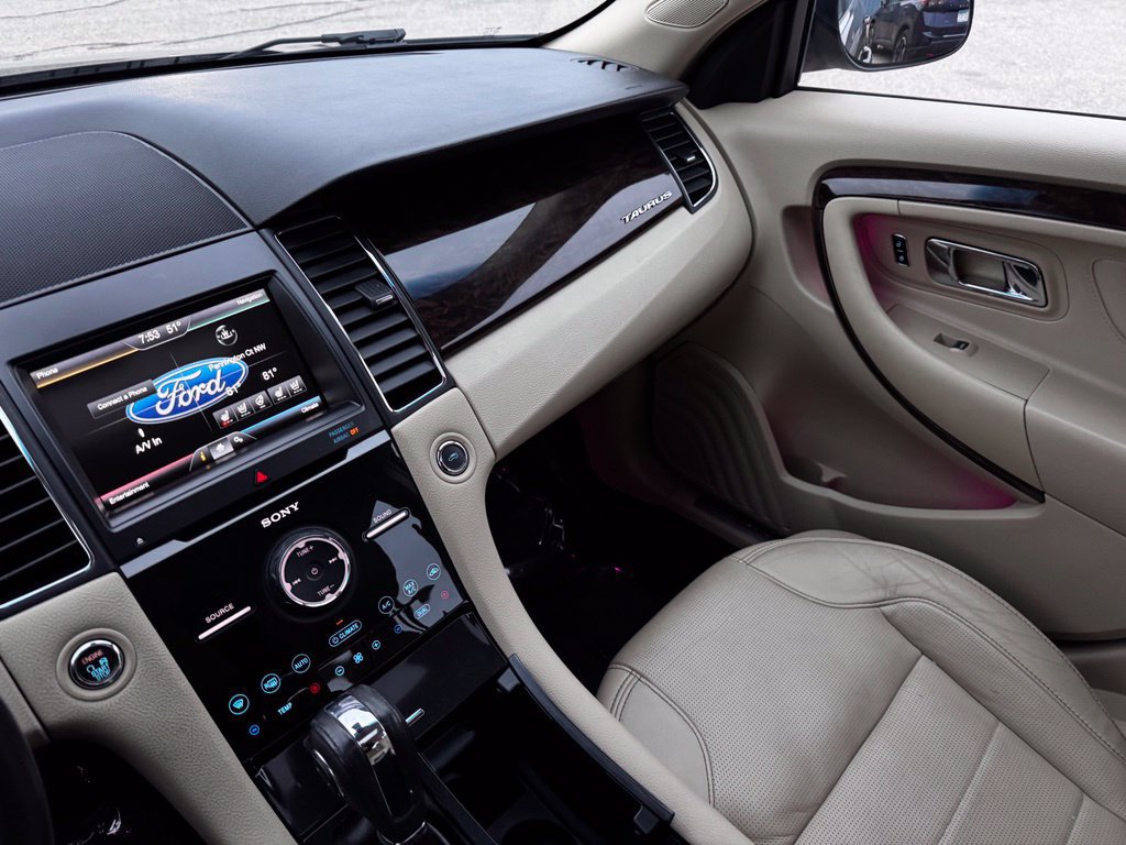 Used 2015 Ford Taurus Limited w/ Equipment Group 301A FWD image 31