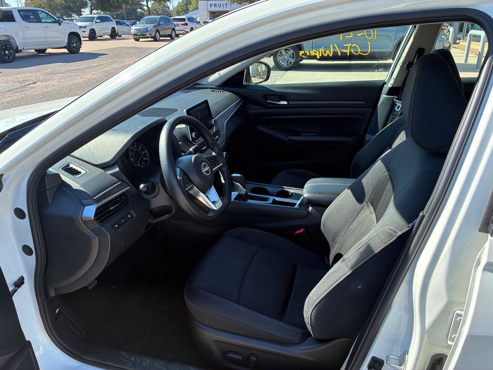 Used 2025 Nissan Altima 2.5 SV FWD image 2