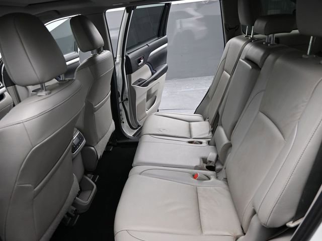 Used 2019 Toyota Highlander XLE image 17