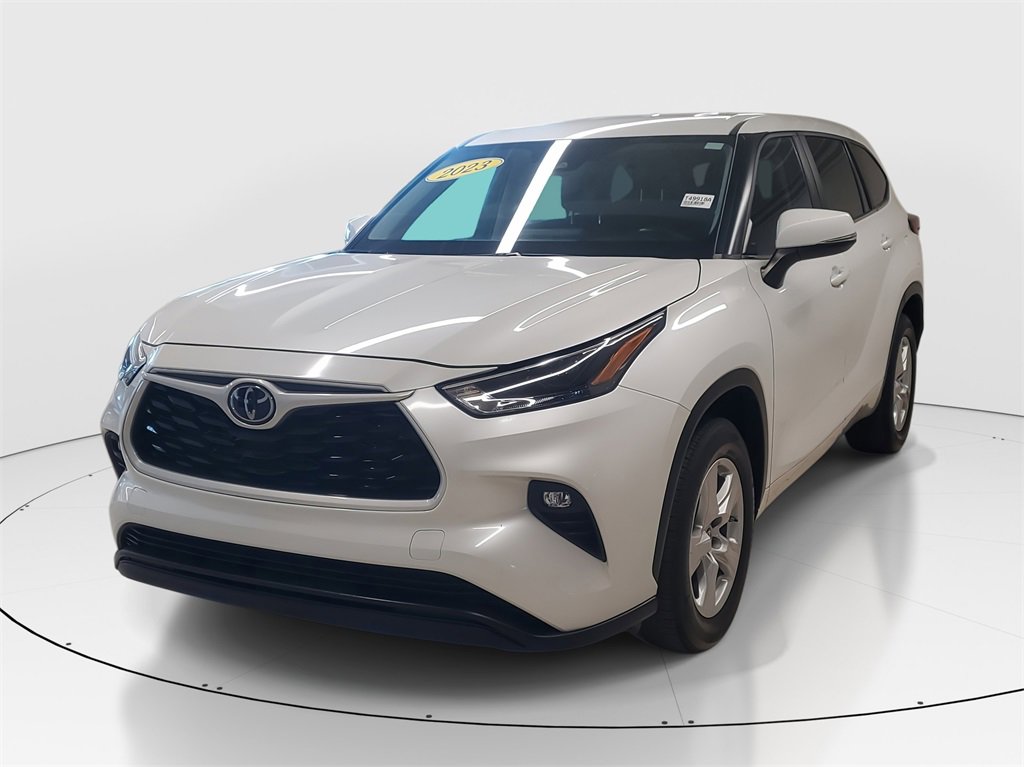 Used 2023 Toyota Highlander LE image 3
