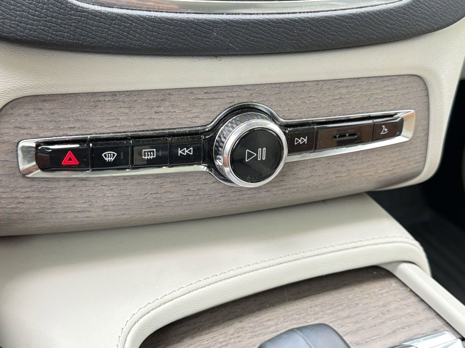 Certified 2024 Volvo XC90 B6 Plus w/ Protection Package Premier AWD/4WD image 18