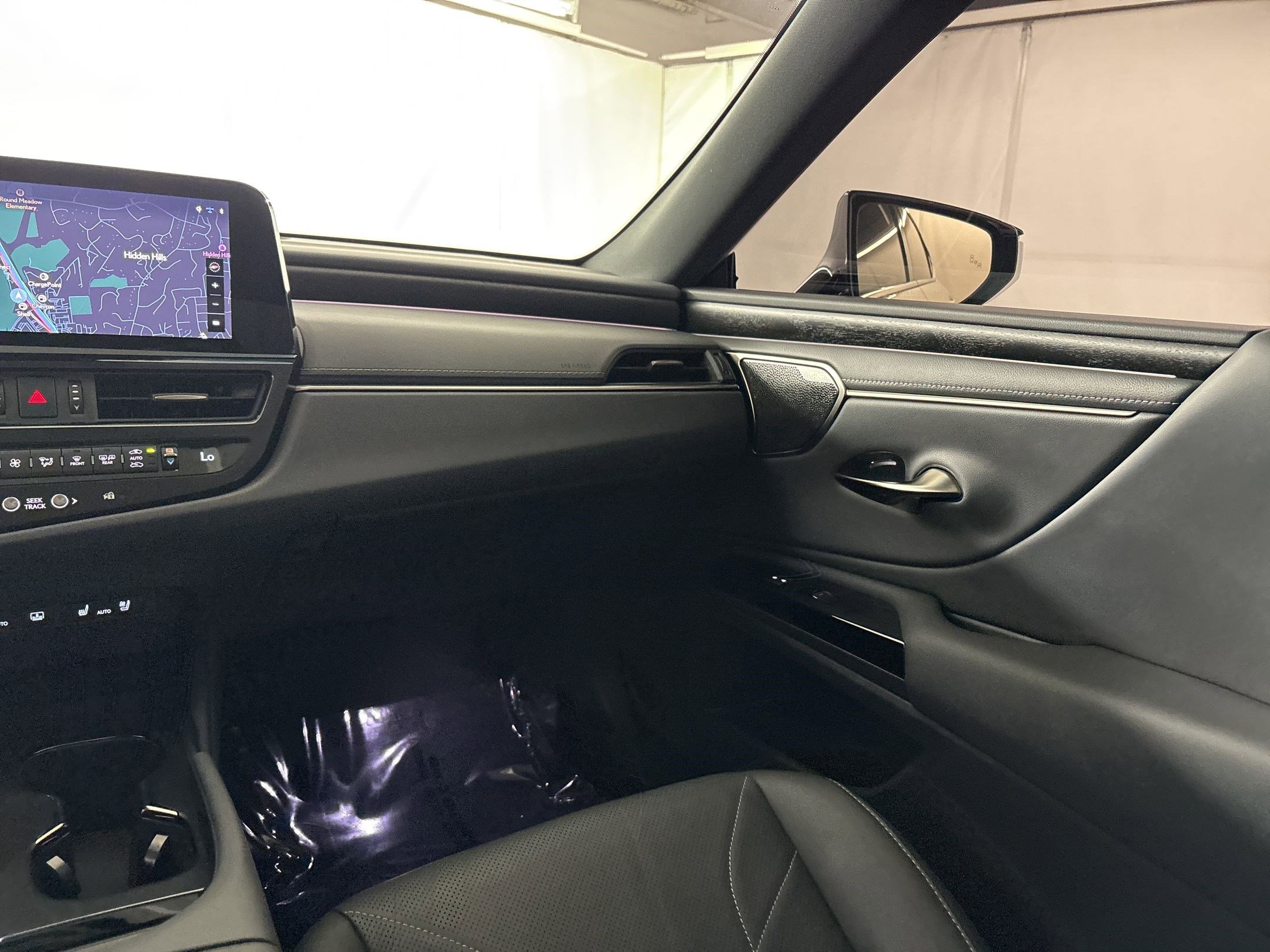 Used 2025 Lexus ES 300h w/ Luxury Package FWD image 29