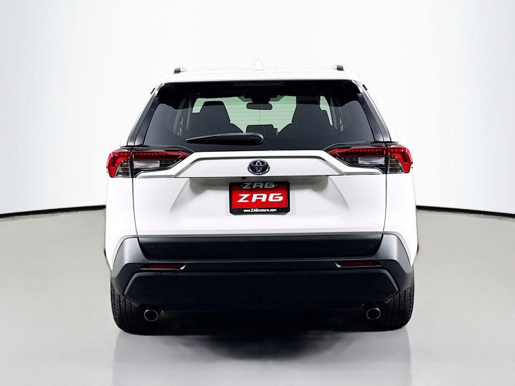 Used 2021 Toyota RAV4 LE image 4