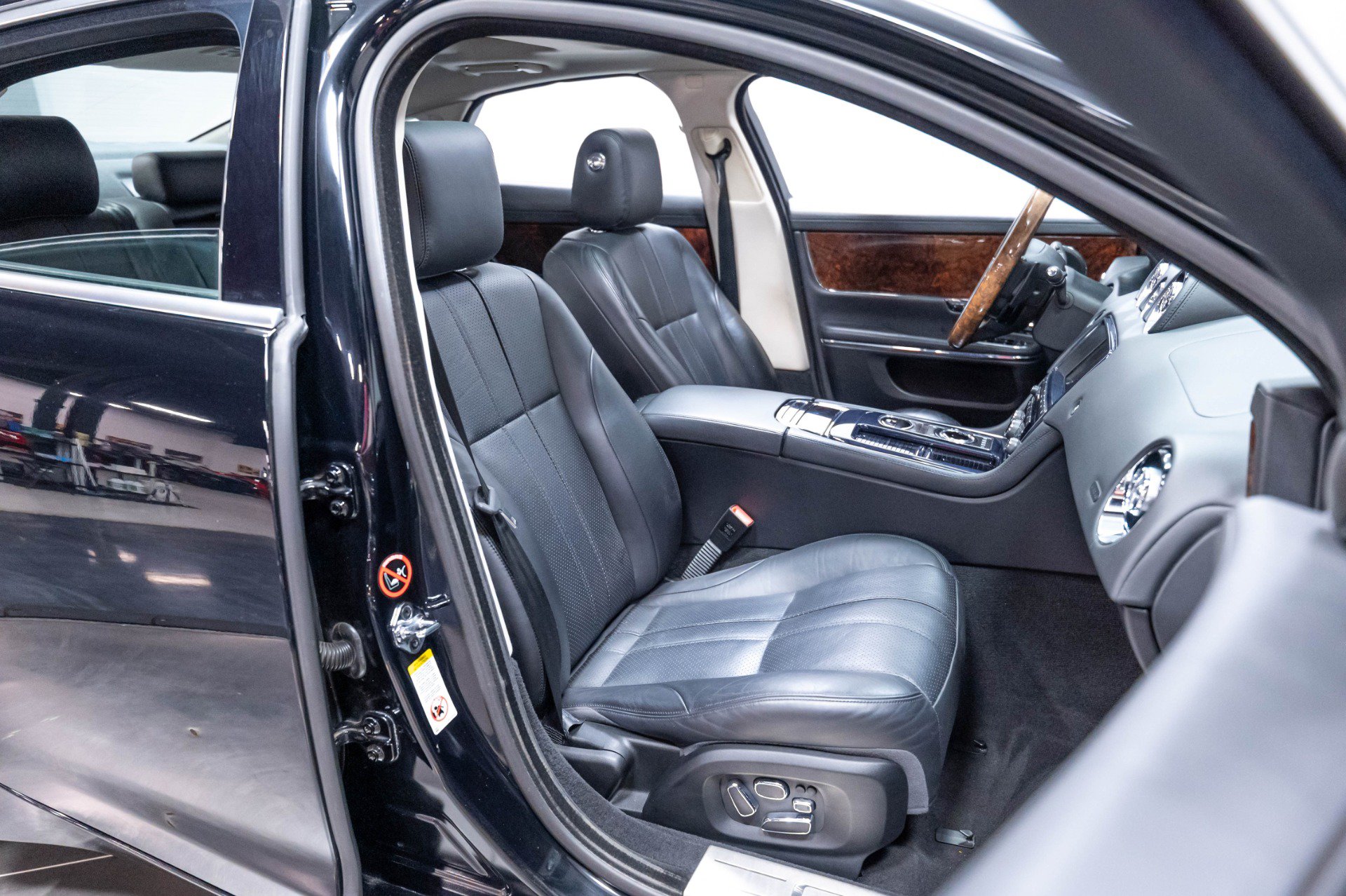 Used 2013 Jaguar XJ AWD image 34