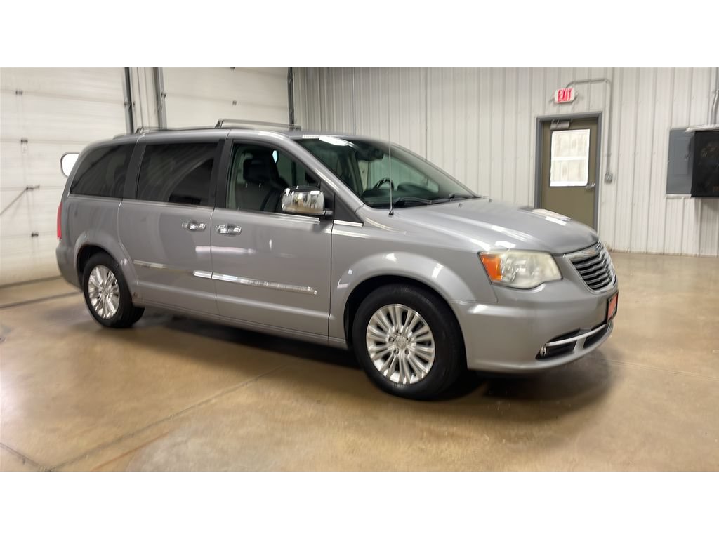 Used 2015 Chrysler Town & Country Limited Platinum FWD image 8